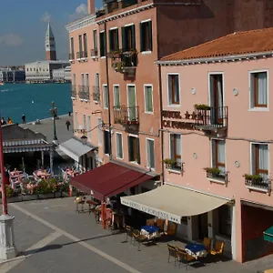 https://ca-formenta.hotelinveneto.com